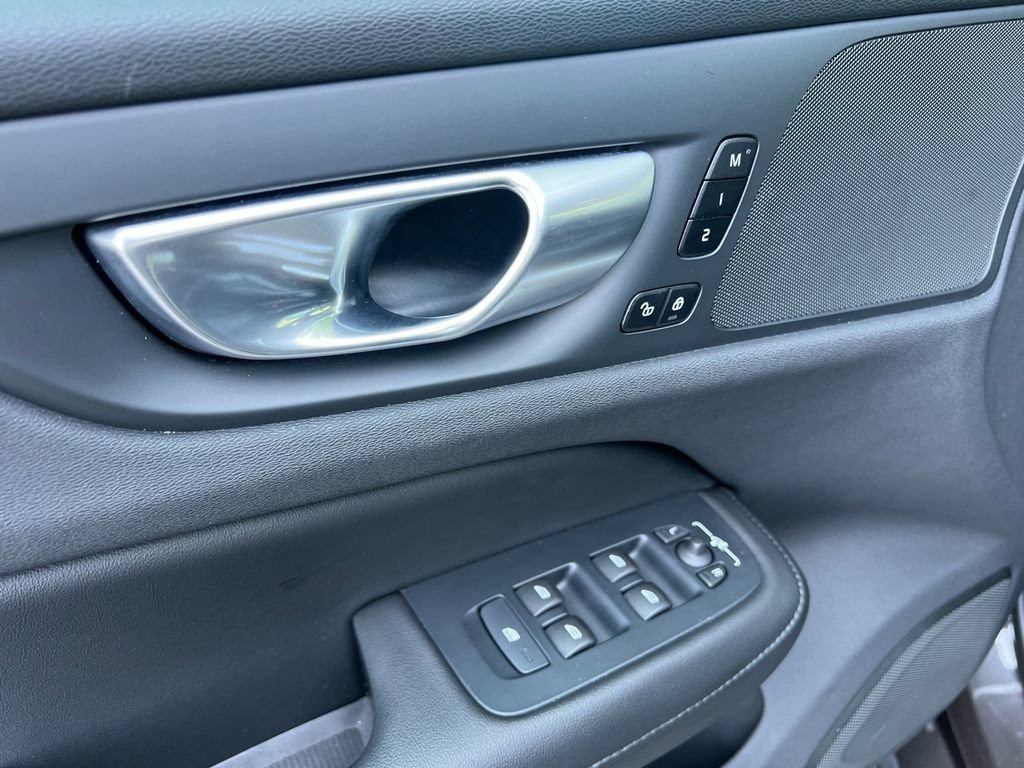 Certified 2025 Volvo S60 B5 Core AWD/4WD image 10