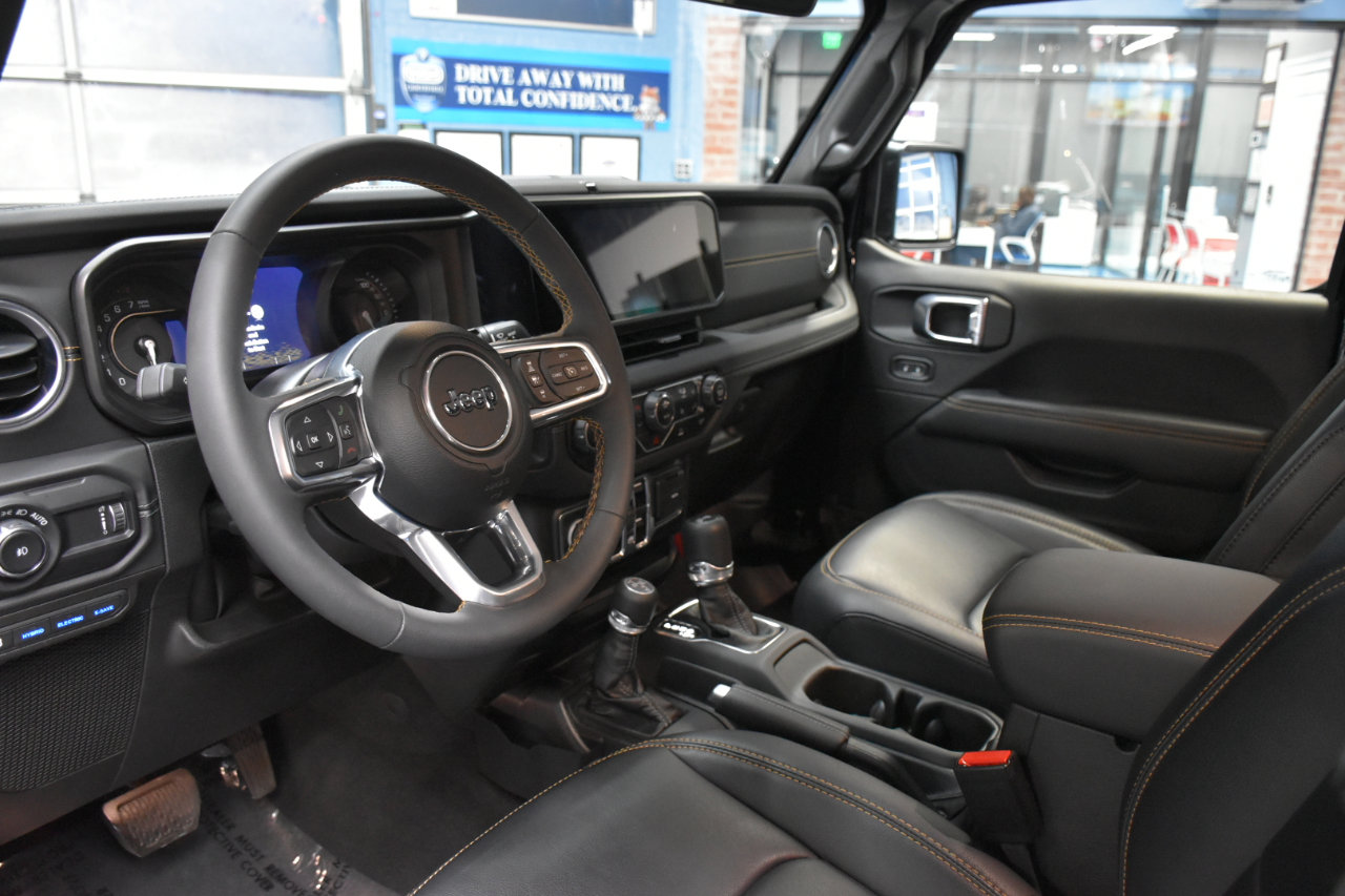 Used 2024 Jeep Wrangler Unlimited Sahara w/ Technology Group image 27