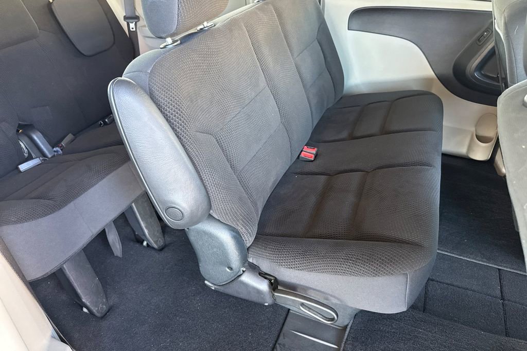 Used 2018 Dodge Grand Caravan SE w/ UConnect Hands-Free Group image 23