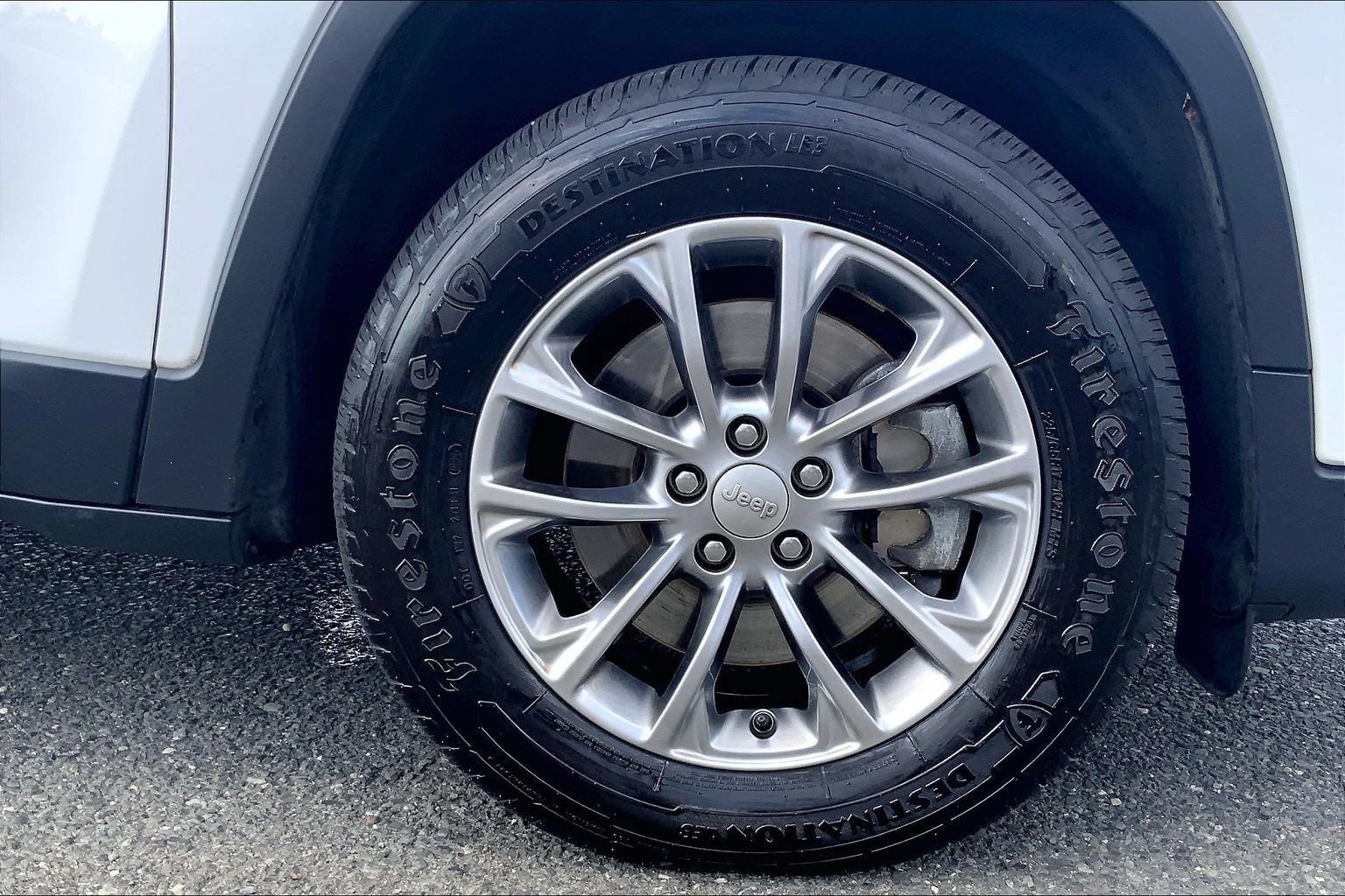 Used 2019 Jeep Cherokee Latitude Plus AWD/4WD image 9