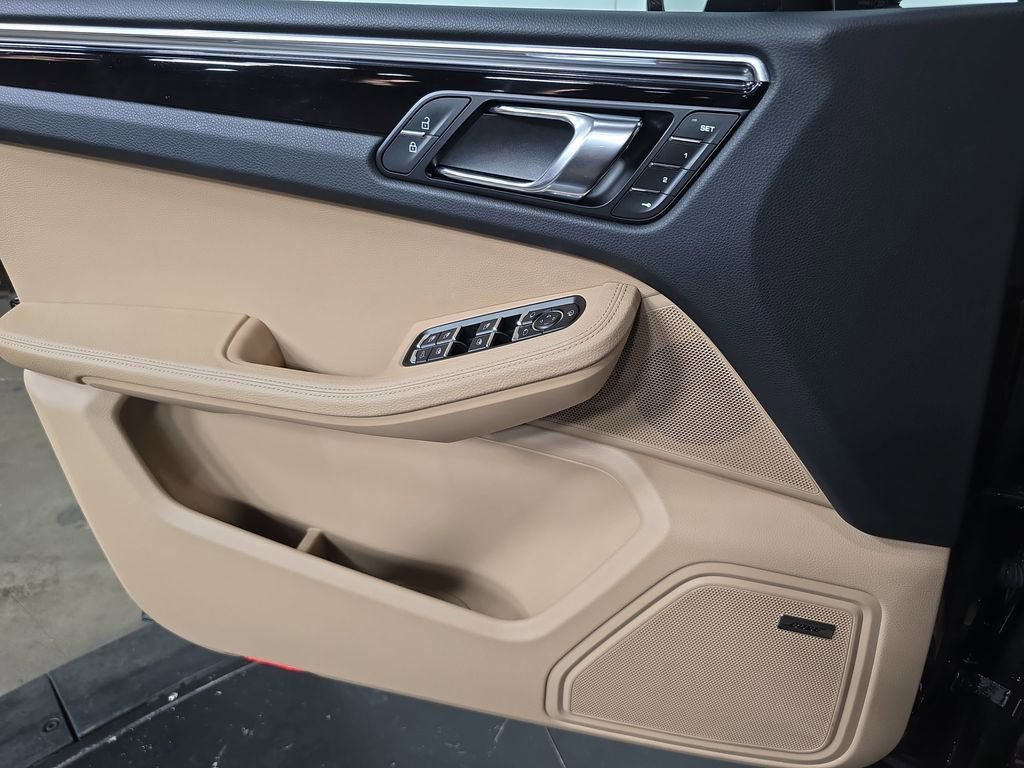 Certified 2025 Porsche Macan AWD/4WD image 22
