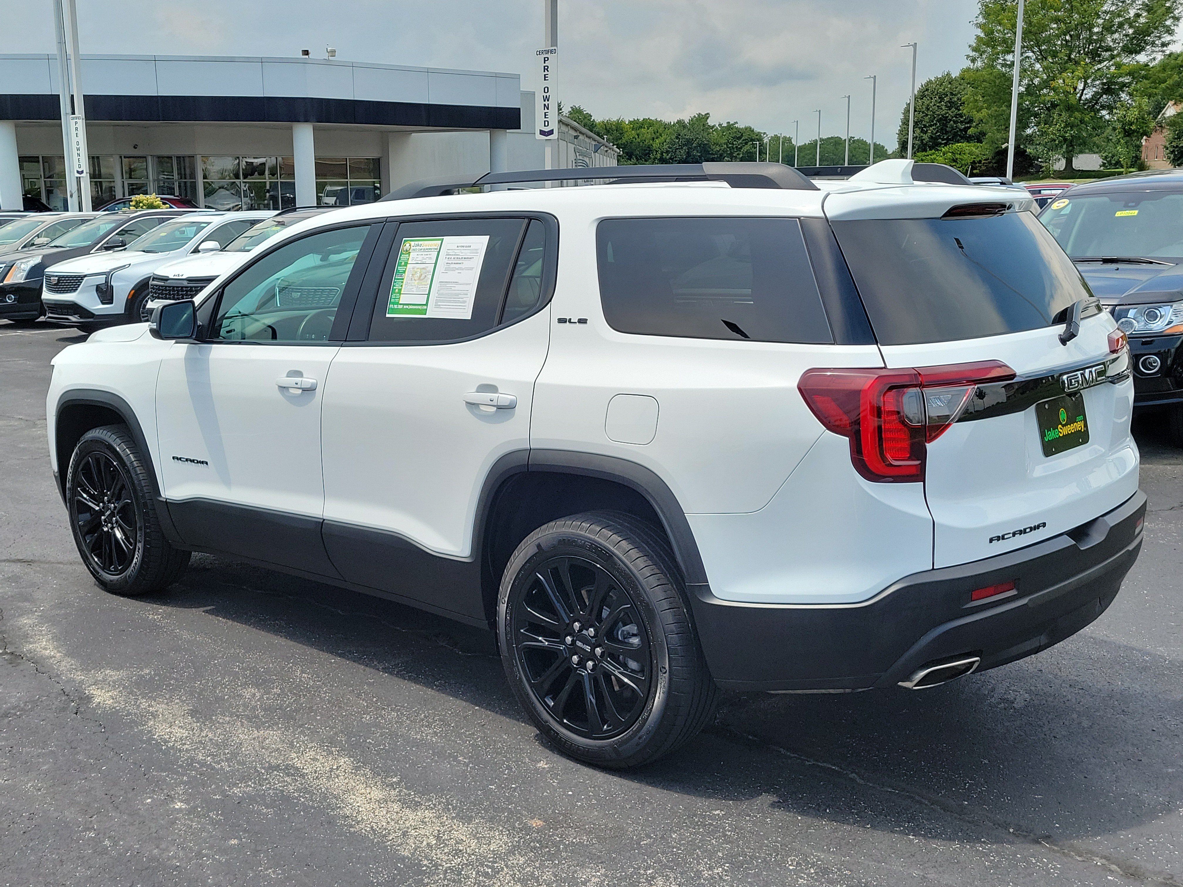 Used 2023 GMC Acadia SLE w/ Driver Convenience Package FWD image 3