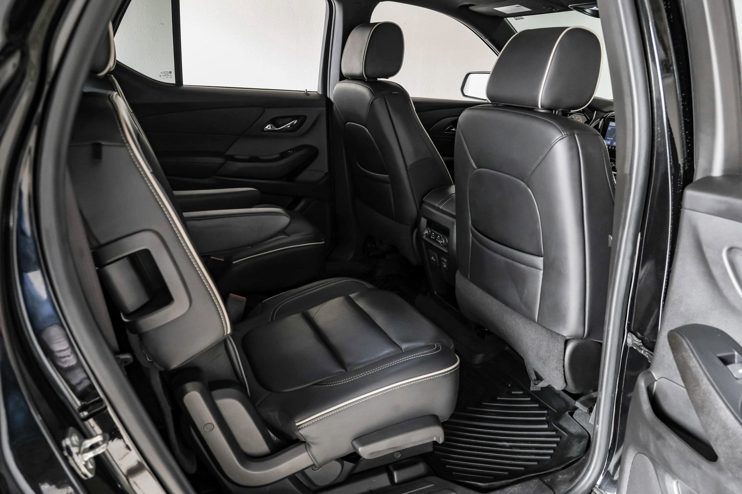 Used 2022 Chevrolet Traverse Premier w/ Redline Edition FWD image 45