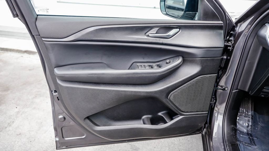 New 2025 Jeep Grand Cherokee L Altitude image 23