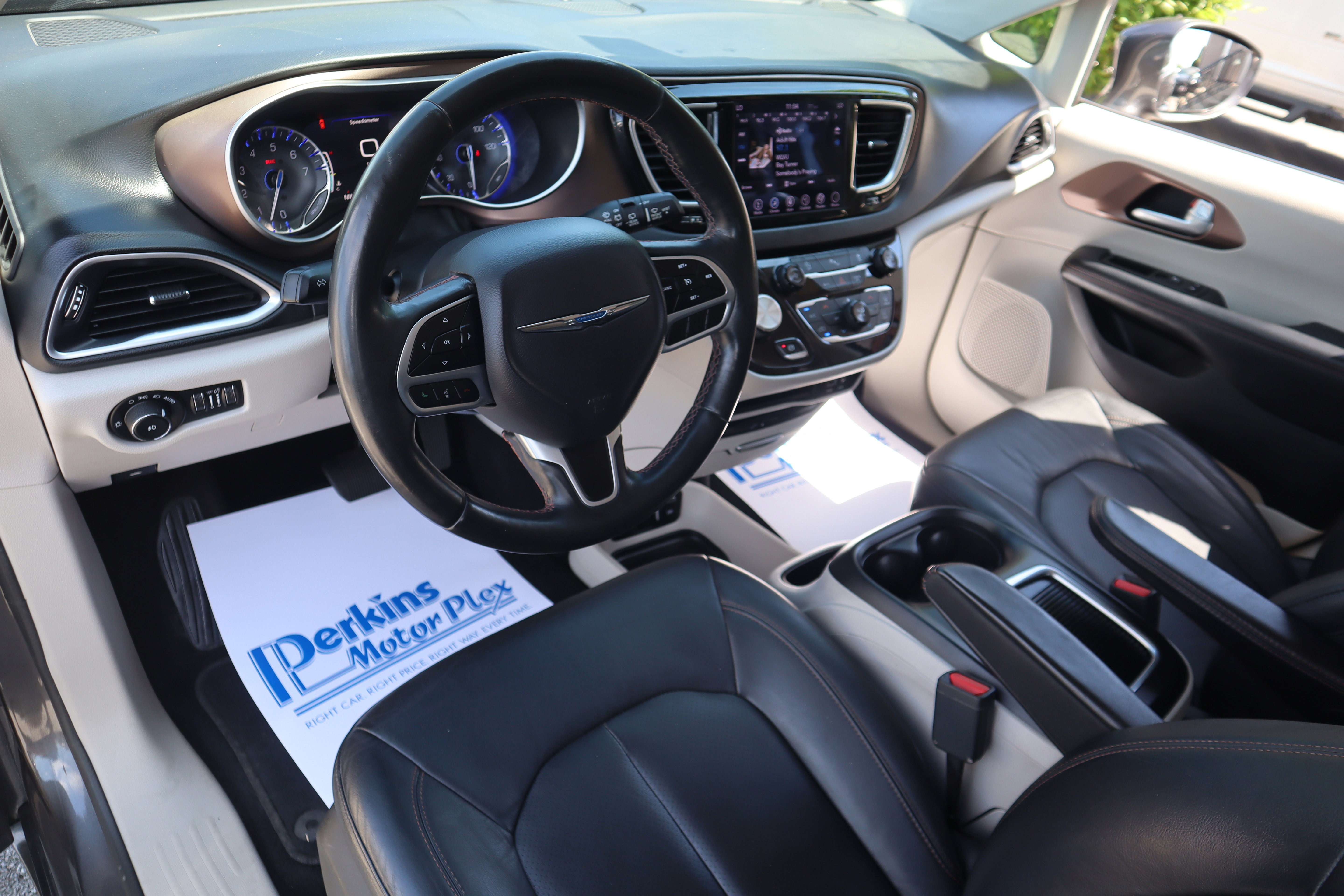 Used 2018 Chrysler Pacifica Touring-L Plus FWD image 24