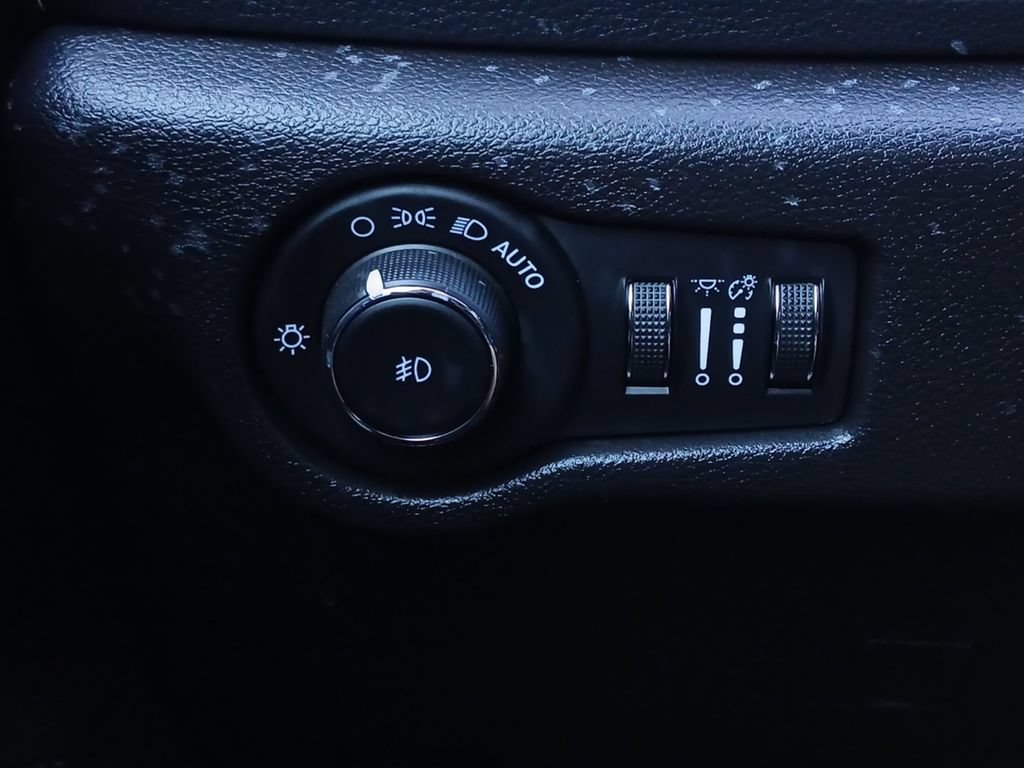 Used 2021 Chrysler Pacifica Touring-L w/ Uconnect Theater Family Group FWD image 12
