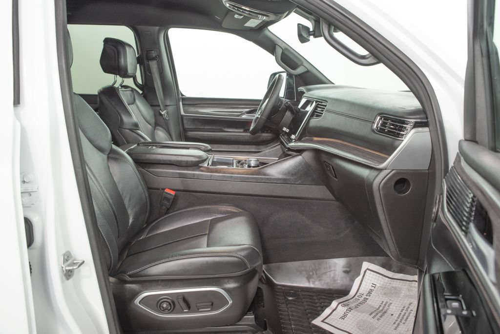 Used 2024 Jeep Wagoneer L Series II w/ Flexible Seating Group RWD image 21