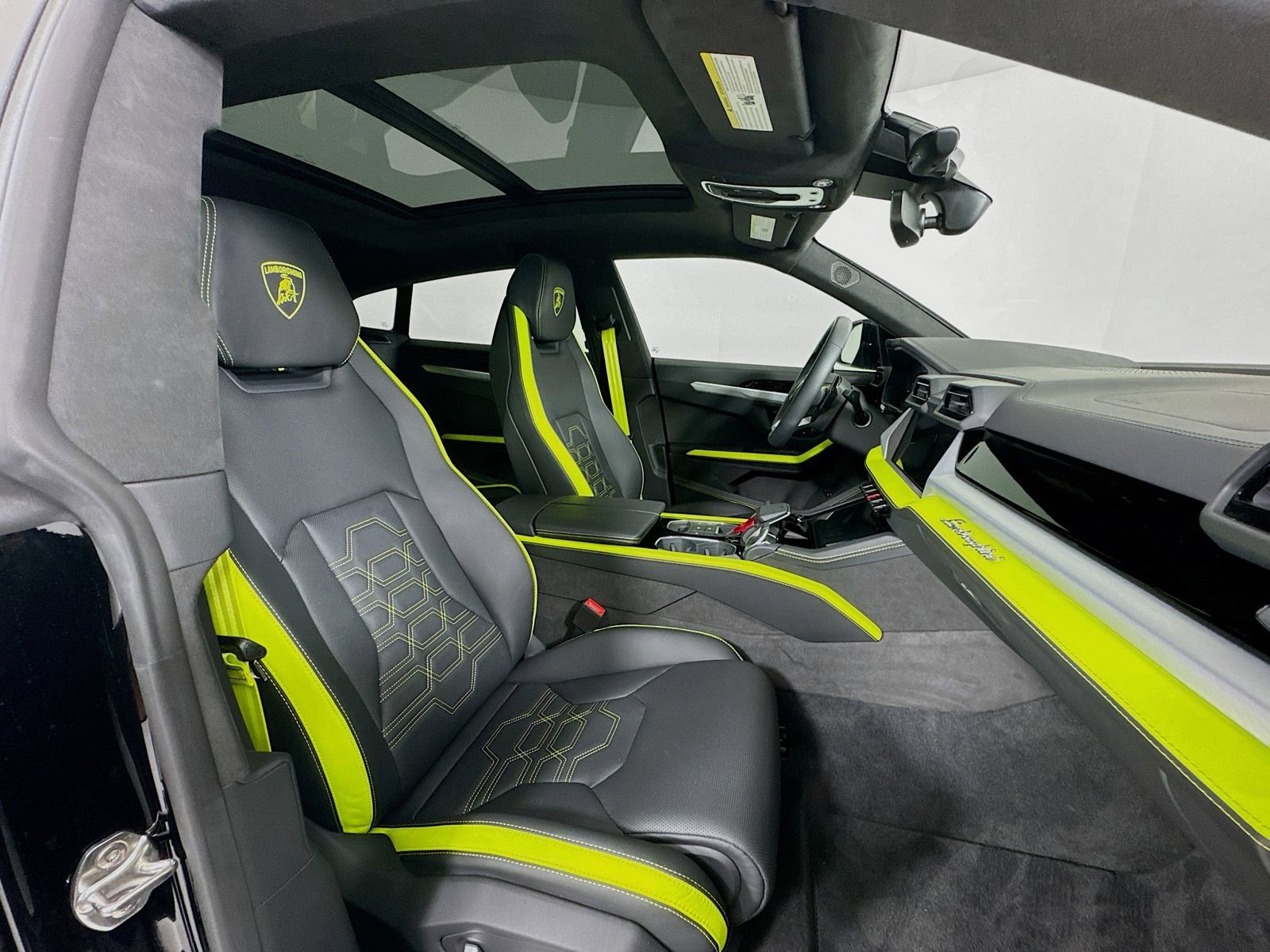 Used 2025 Lamborghini Urus SE image 28