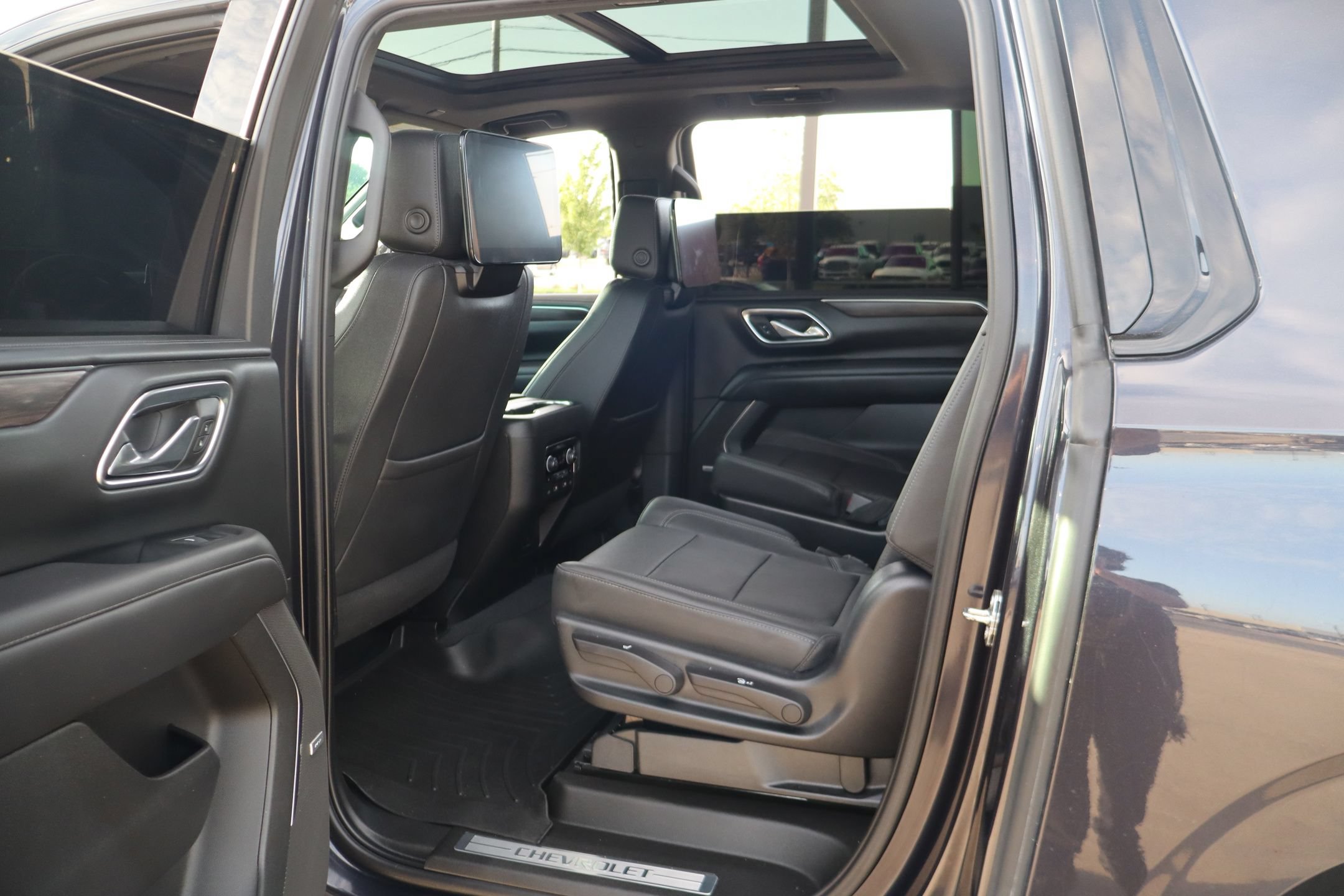 Used 2023 Chevrolet Suburban Z71 w/ Off-Road Capability Package AWD/4WD image 25