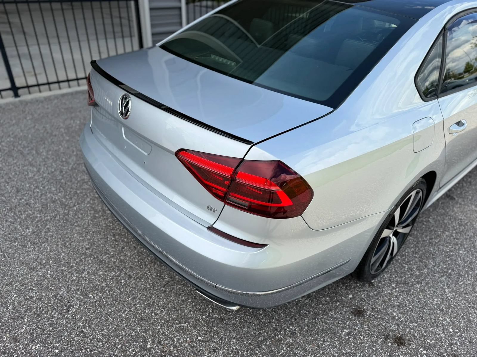 Used 2018 Volkswagen Passat 3.6 FWD image 9