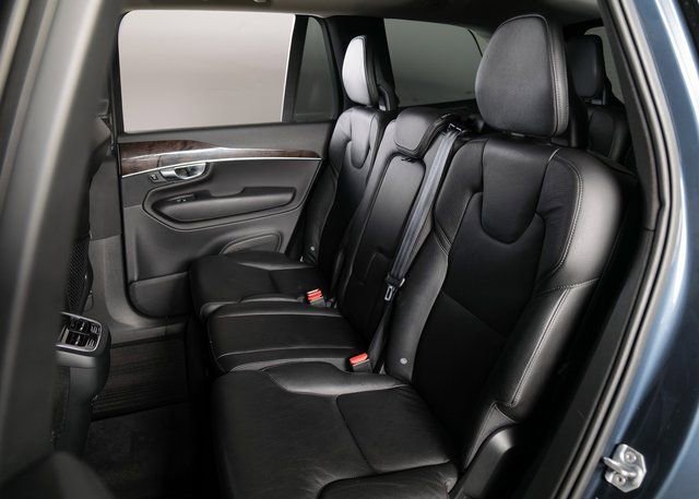 Used 2019 Volvo XC90 T5 Momentum w/ Multimedia Package image 12