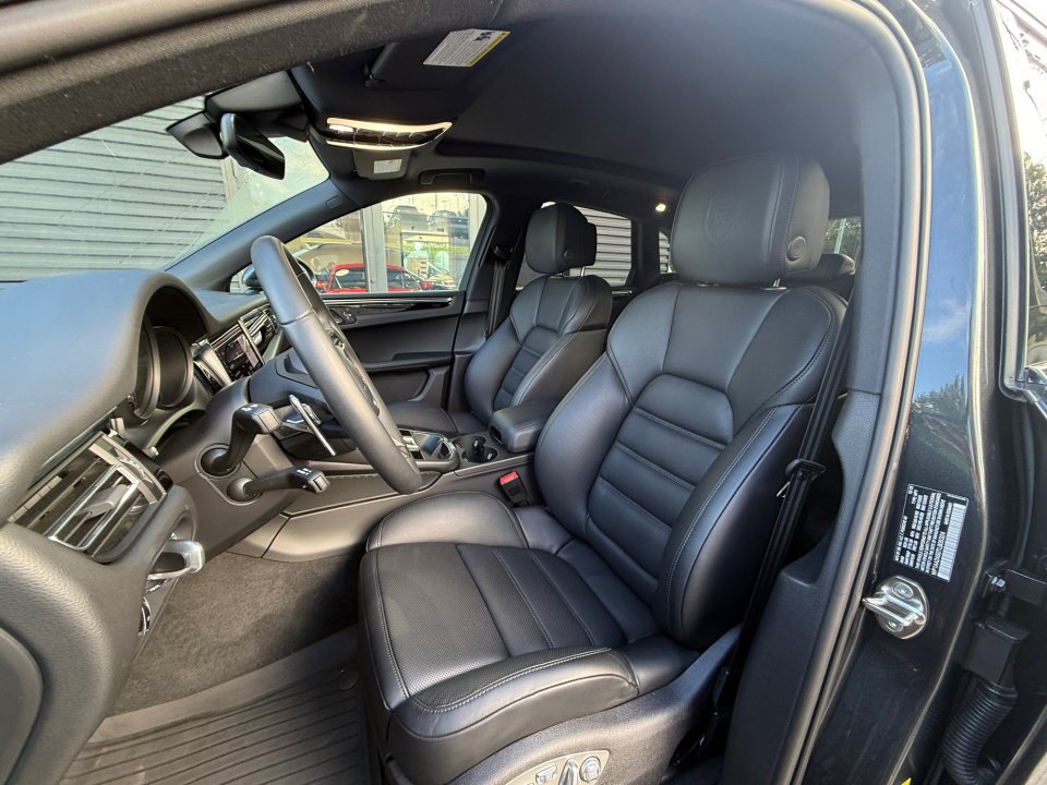 Certified 2026 Porsche Macan Turbo AWD/4WD image 5
