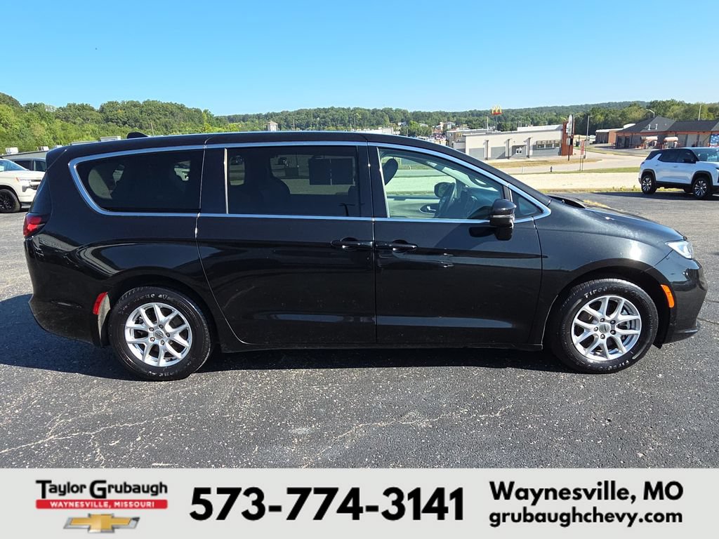 Used 2023 Chrysler Pacifica Touring-L FWD image 9