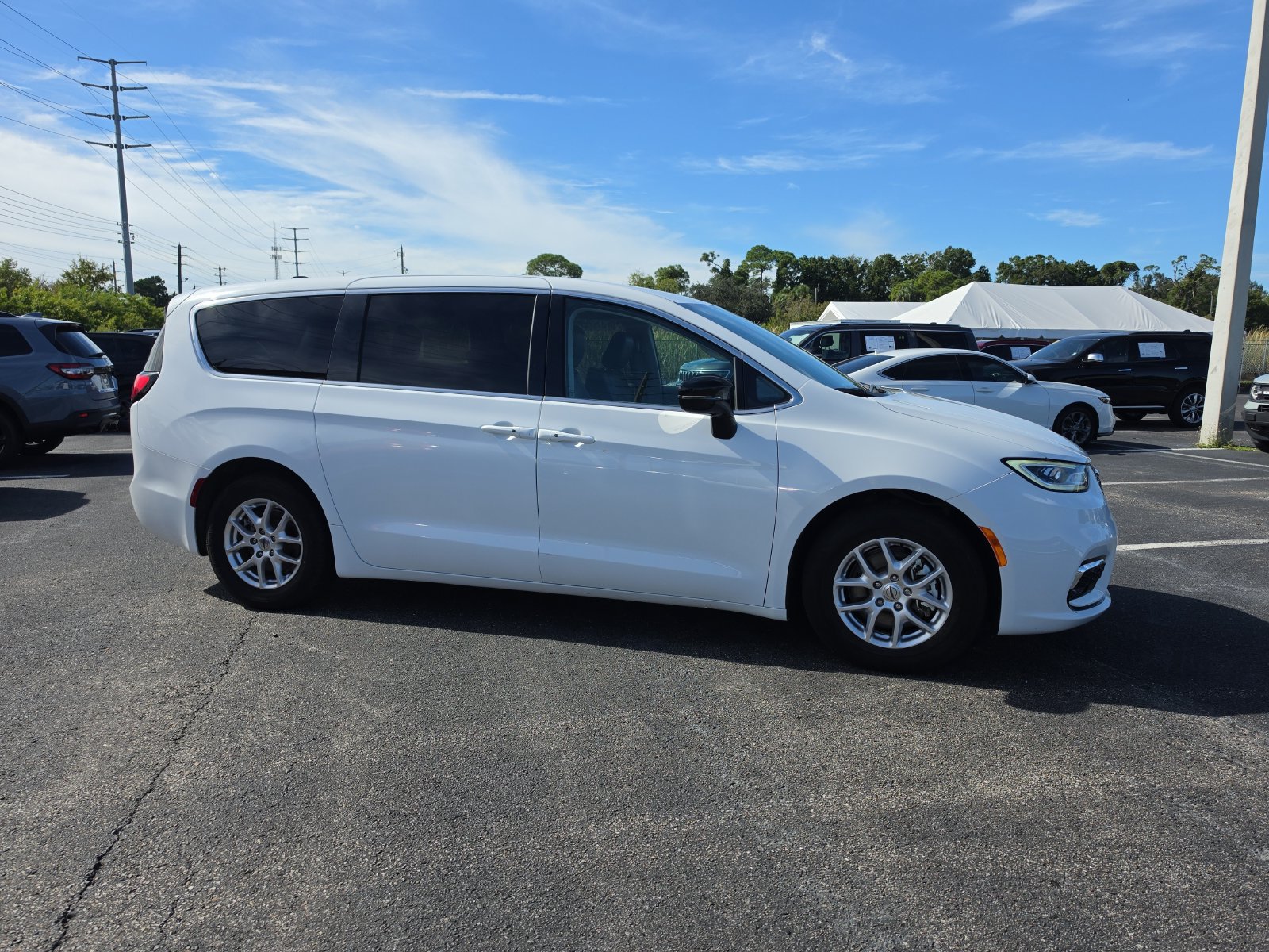 Used 2024 Chrysler Pacifica Touring-L FWD image 2