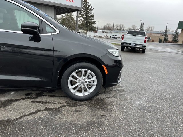 Used 2022 Chrysler Pacifica Touring image 16