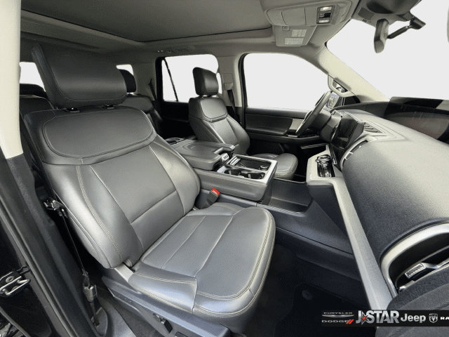 Used 2025 Ford Expedition Active RWD image 12