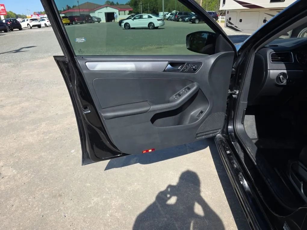 Used 2017 Volkswagen Jetta SE image 37