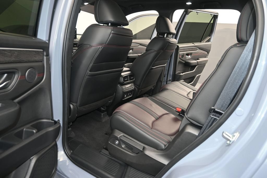Used 2026 Honda Pilot Black Edition image 12