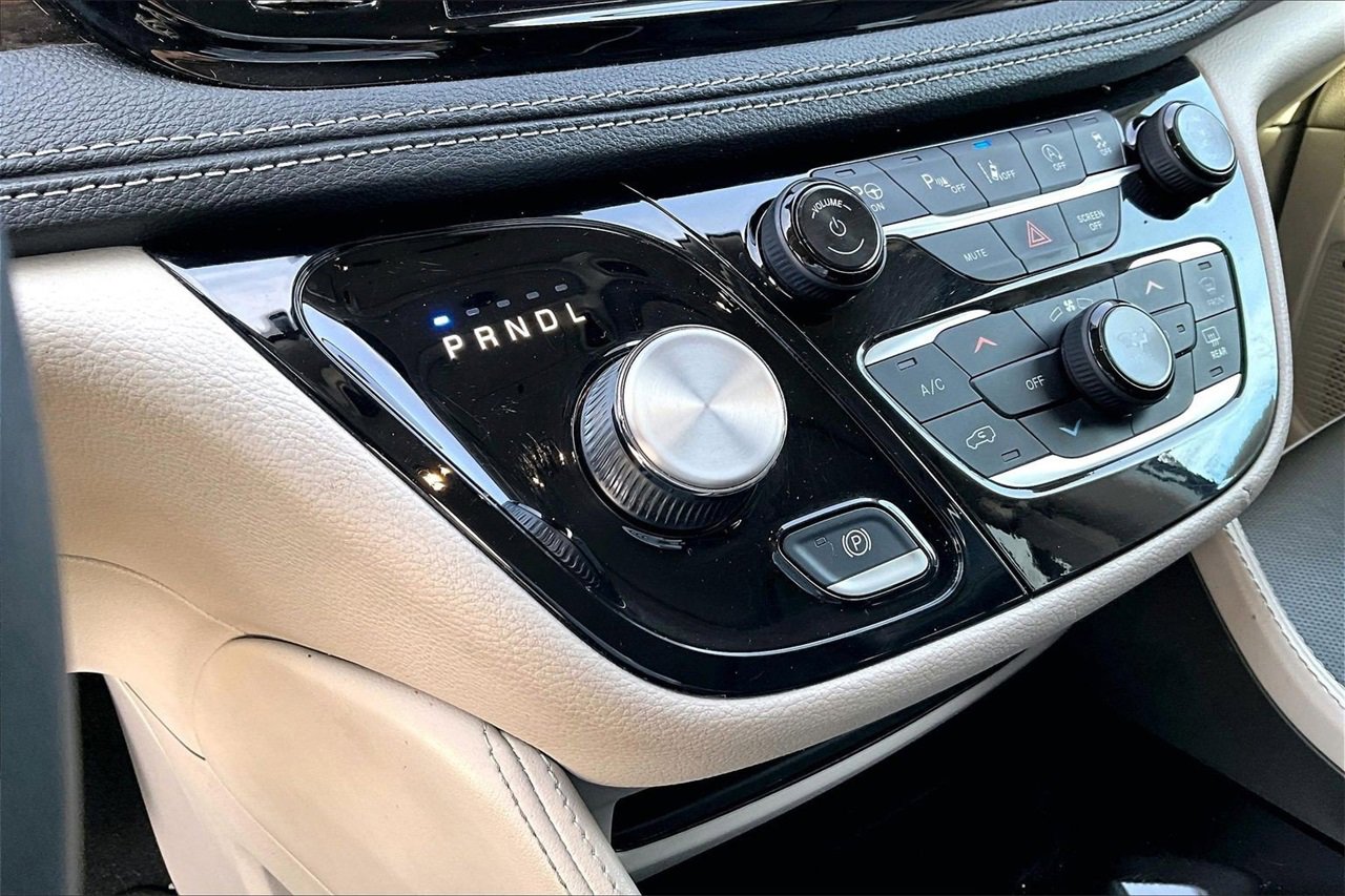 Certified 2022 Chrysler Pacifica Limited image 33