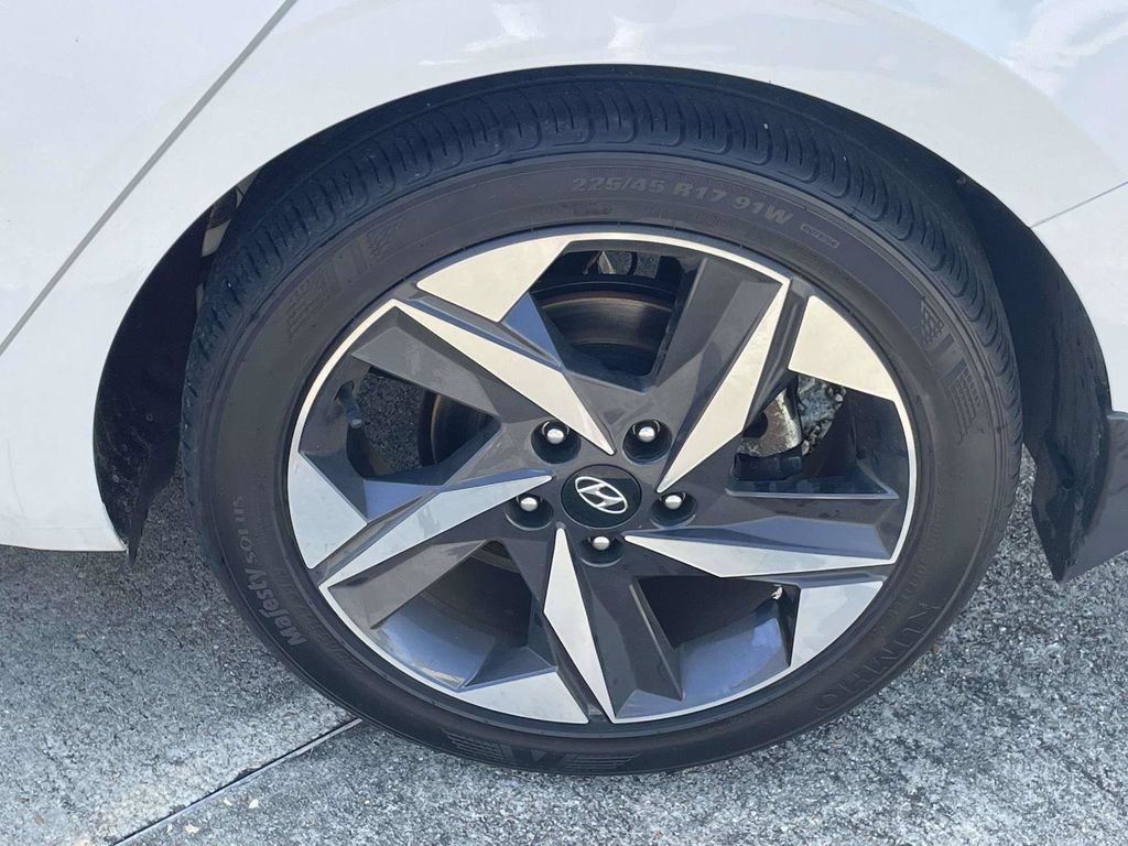 Used 2023 Hyundai Elantra Limited FWD image 9