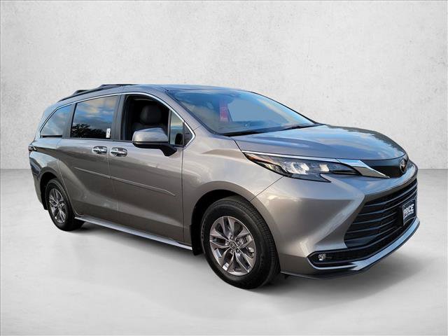 Used 2026 Toyota Sienna XLE FWD image 3