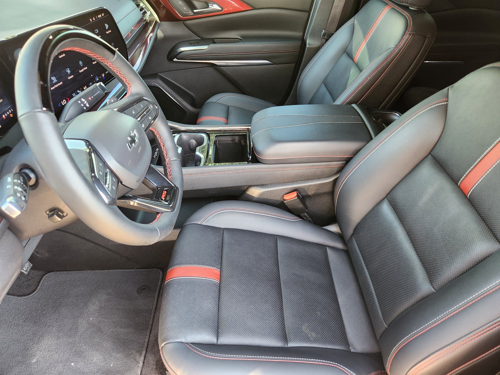 Used 2024 Chevrolet Traverse RS FWD image 11