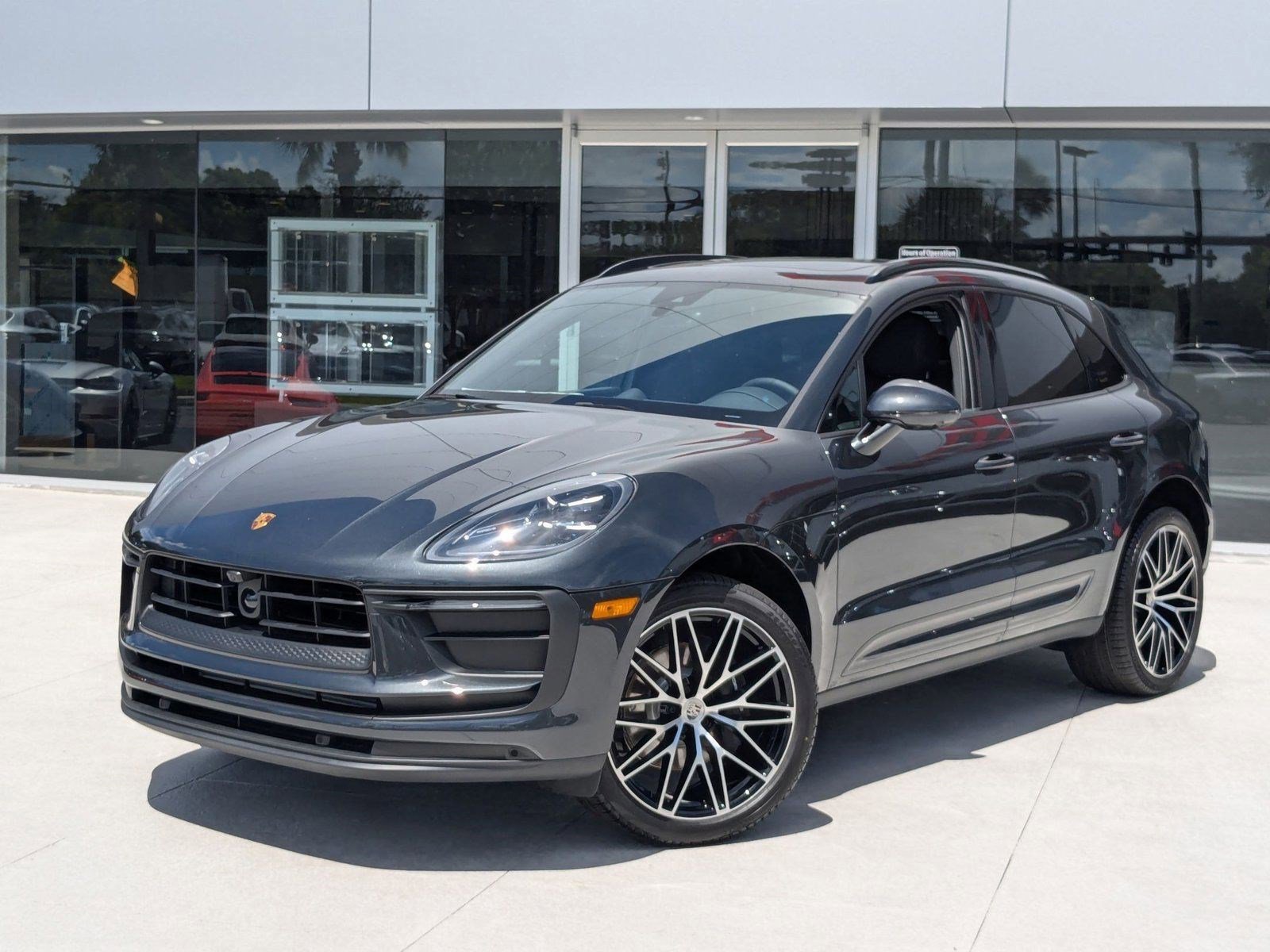 Certified 2025 Porsche Macan image 1
