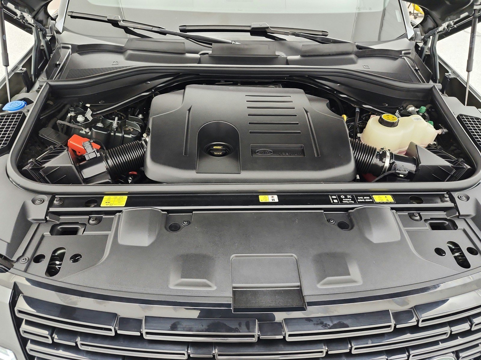 Used 2025 Land Rover Range Rover SE AWD/4WD image 17