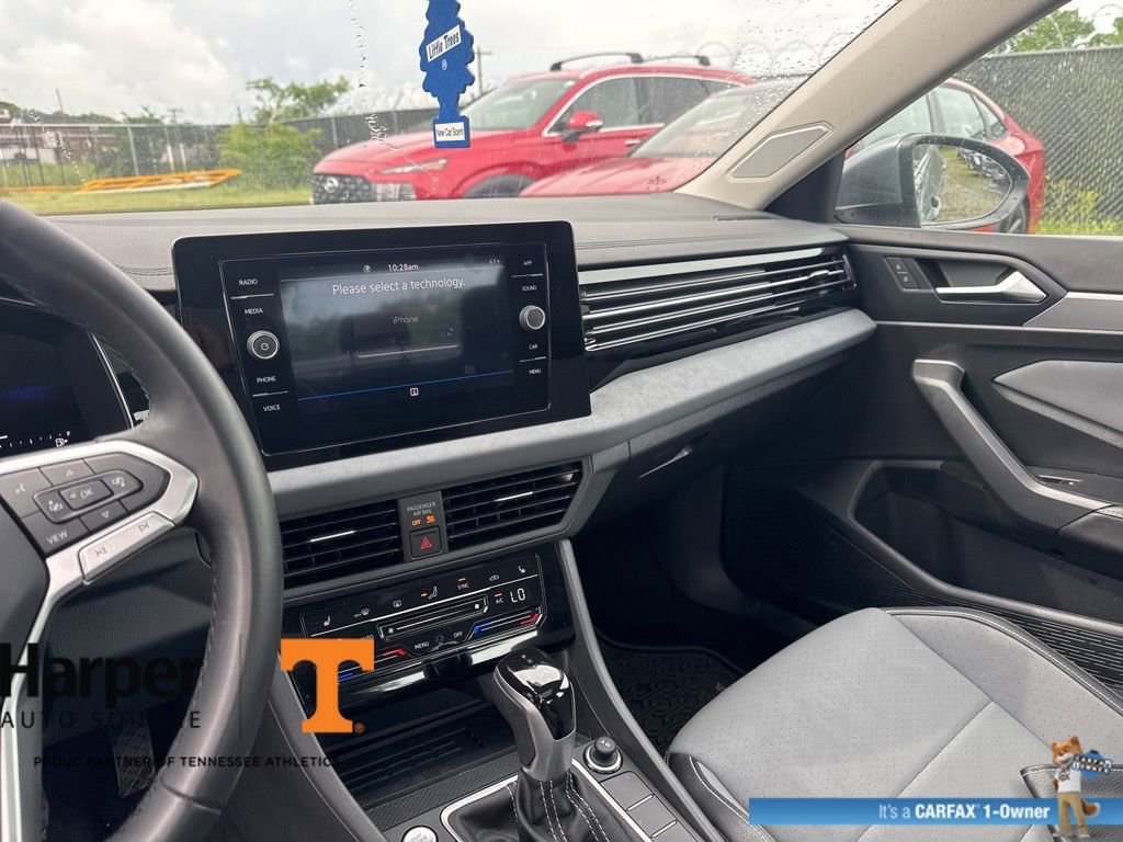 Used 2025 Volkswagen Jetta SE w/ Sunroof Package FWD image 16