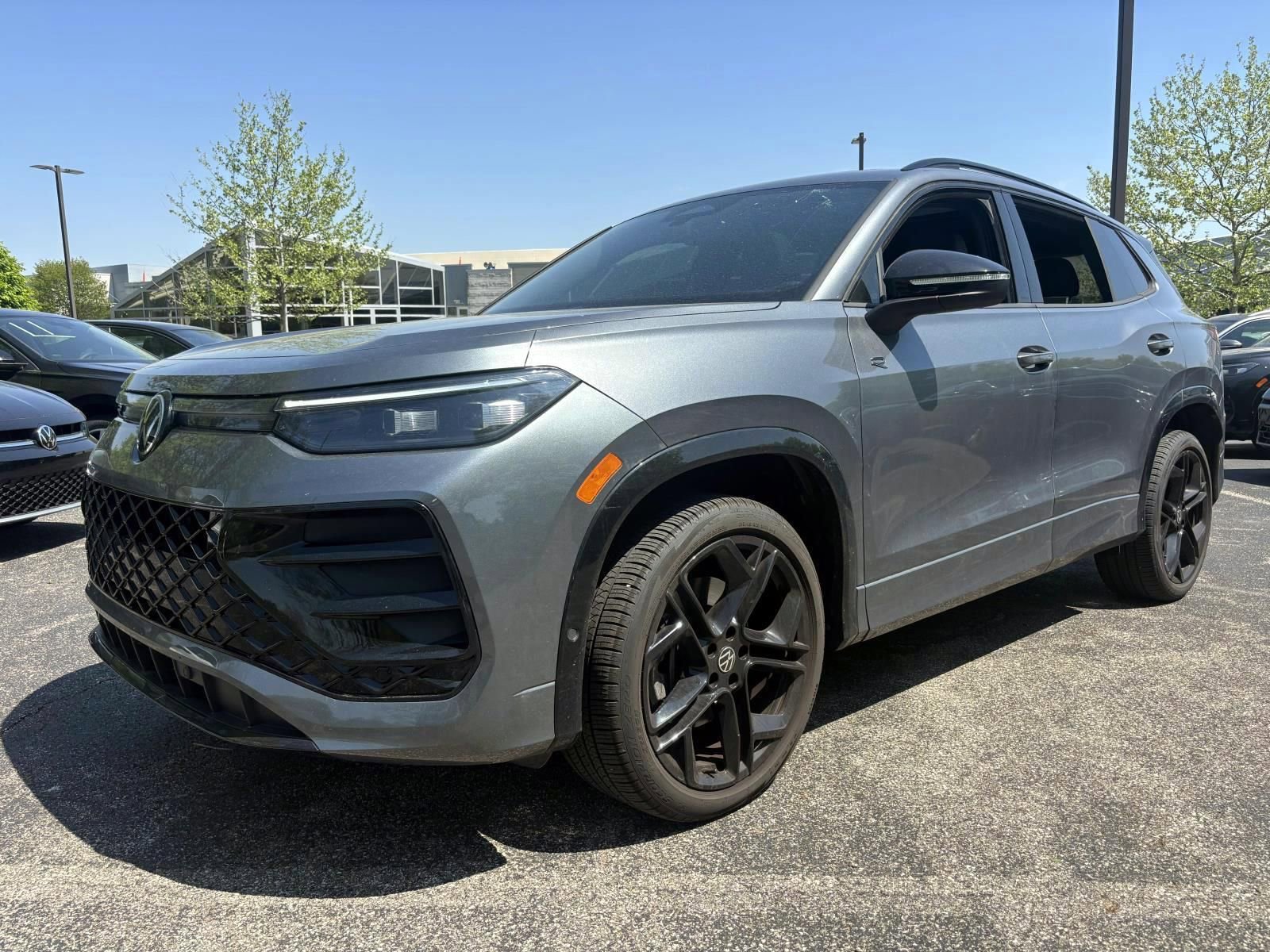Used 2025 Volkswagen Tiguan SE R-Line AWD/4WD image 1