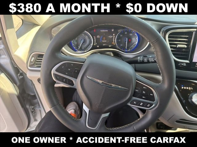 Used 2023 Chrysler Pacifica Touring-L image 18