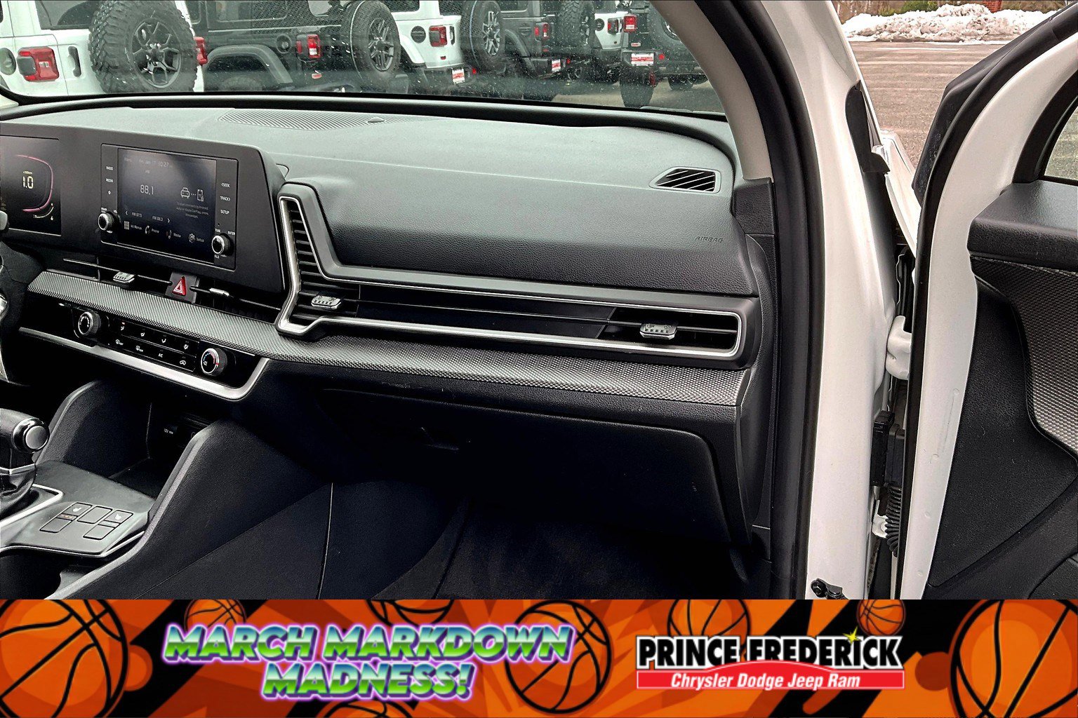 Used 2023 Kia Sportage LX image 13