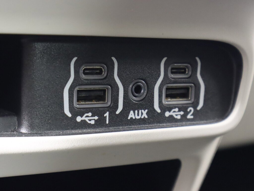 Used 2022 Chrysler Voyager LX image 22