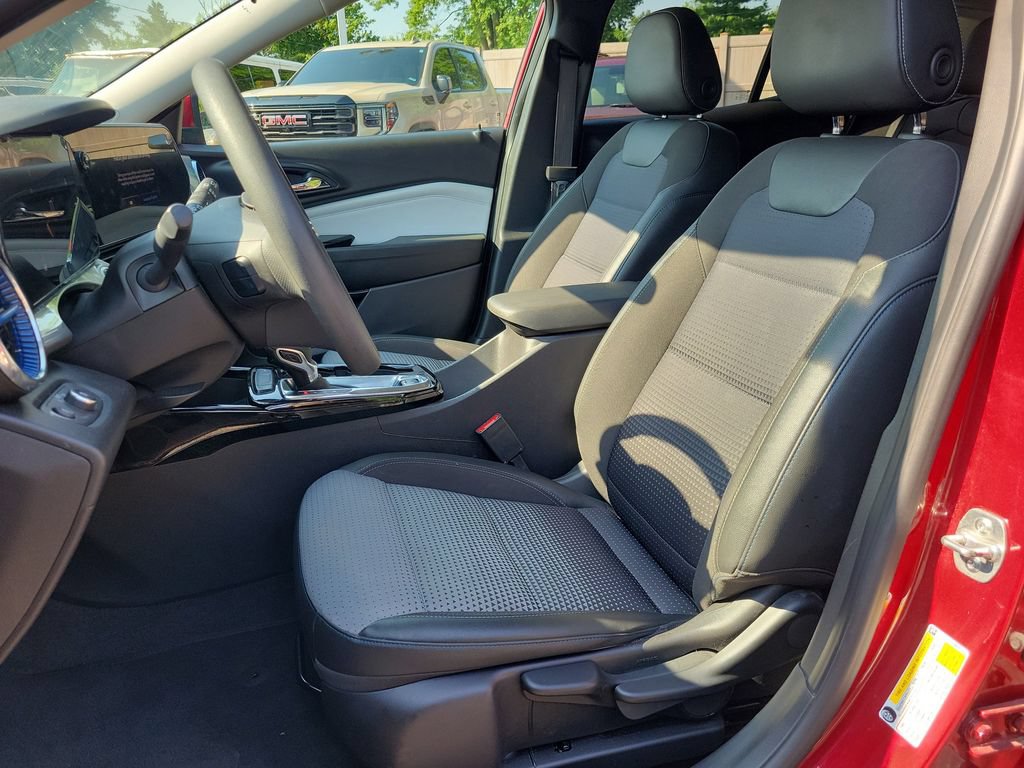 Used 2025 Chevrolet Trax LT FWD image 19