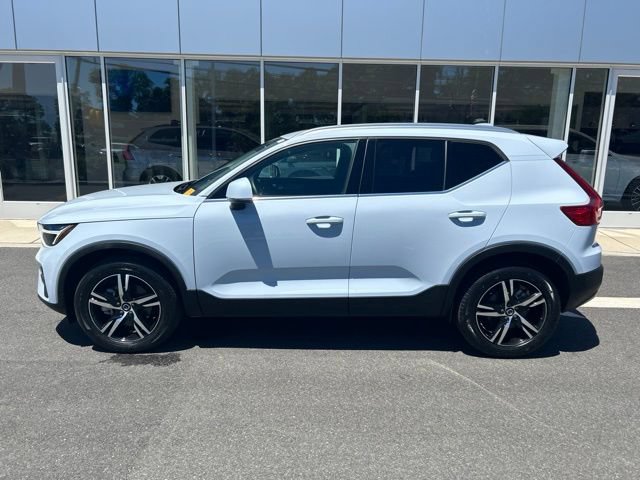 Certified 2025 Volvo XC40 B5 Core AWD/4WD image 2