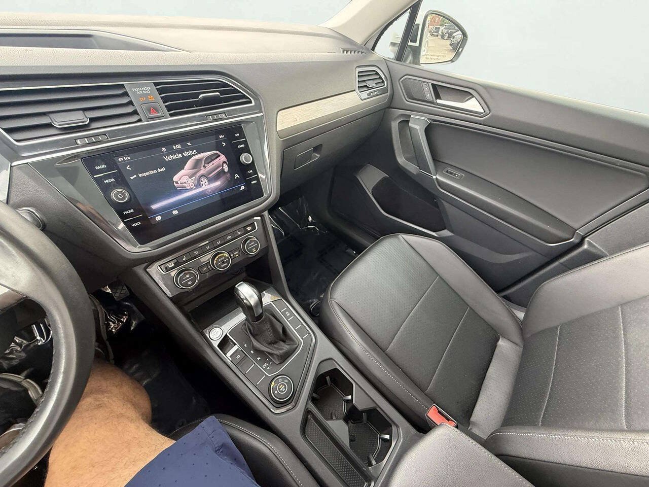 Used 2020 Volkswagen Tiguan SE w/ Panoramic Sunroof Package AWD/4WD image 18