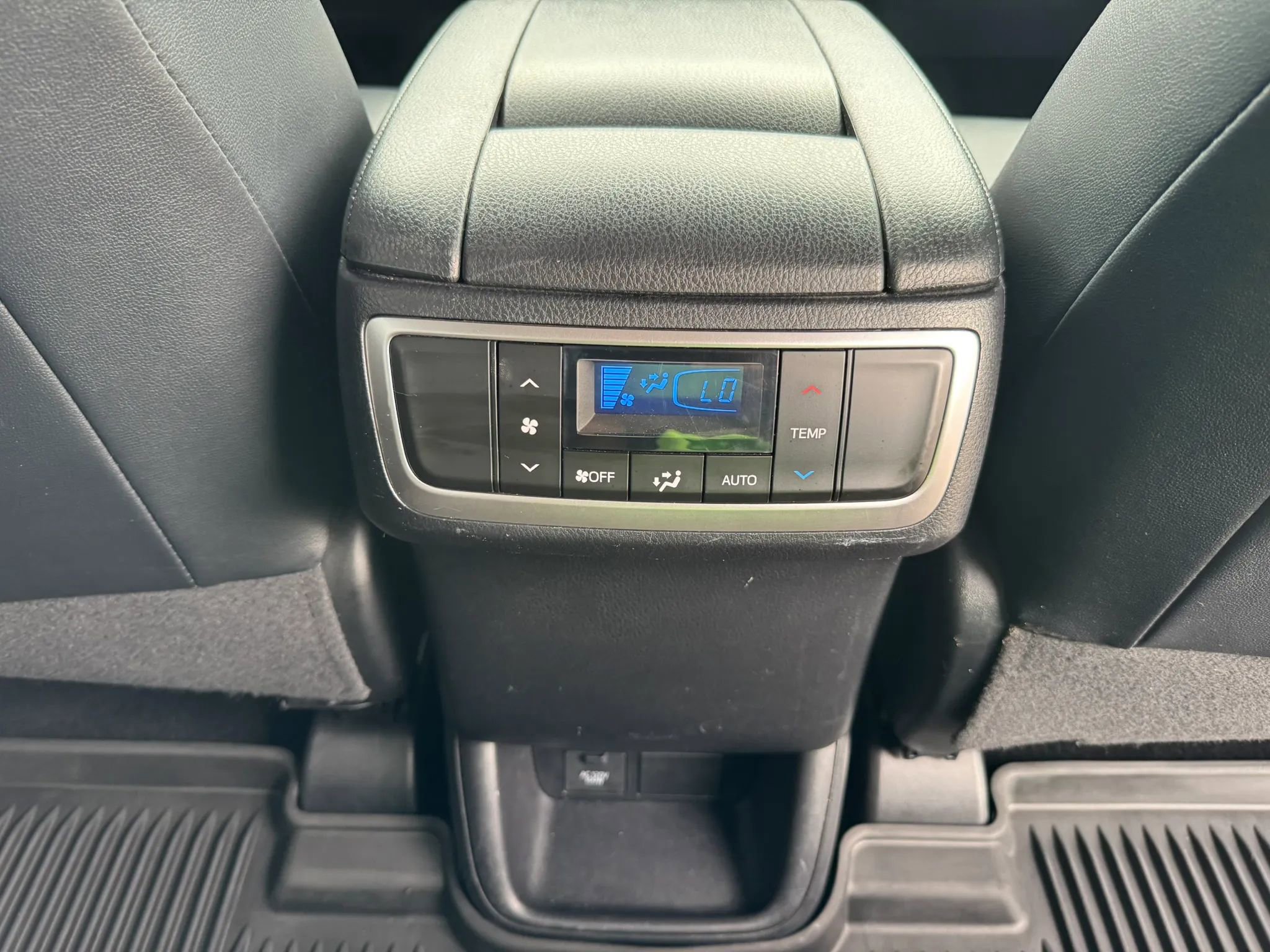 Used 2019 Toyota Highlander XLE FWD image 29