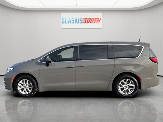 Used 2023 Chrysler Pacifica Touring-L FWD image 6