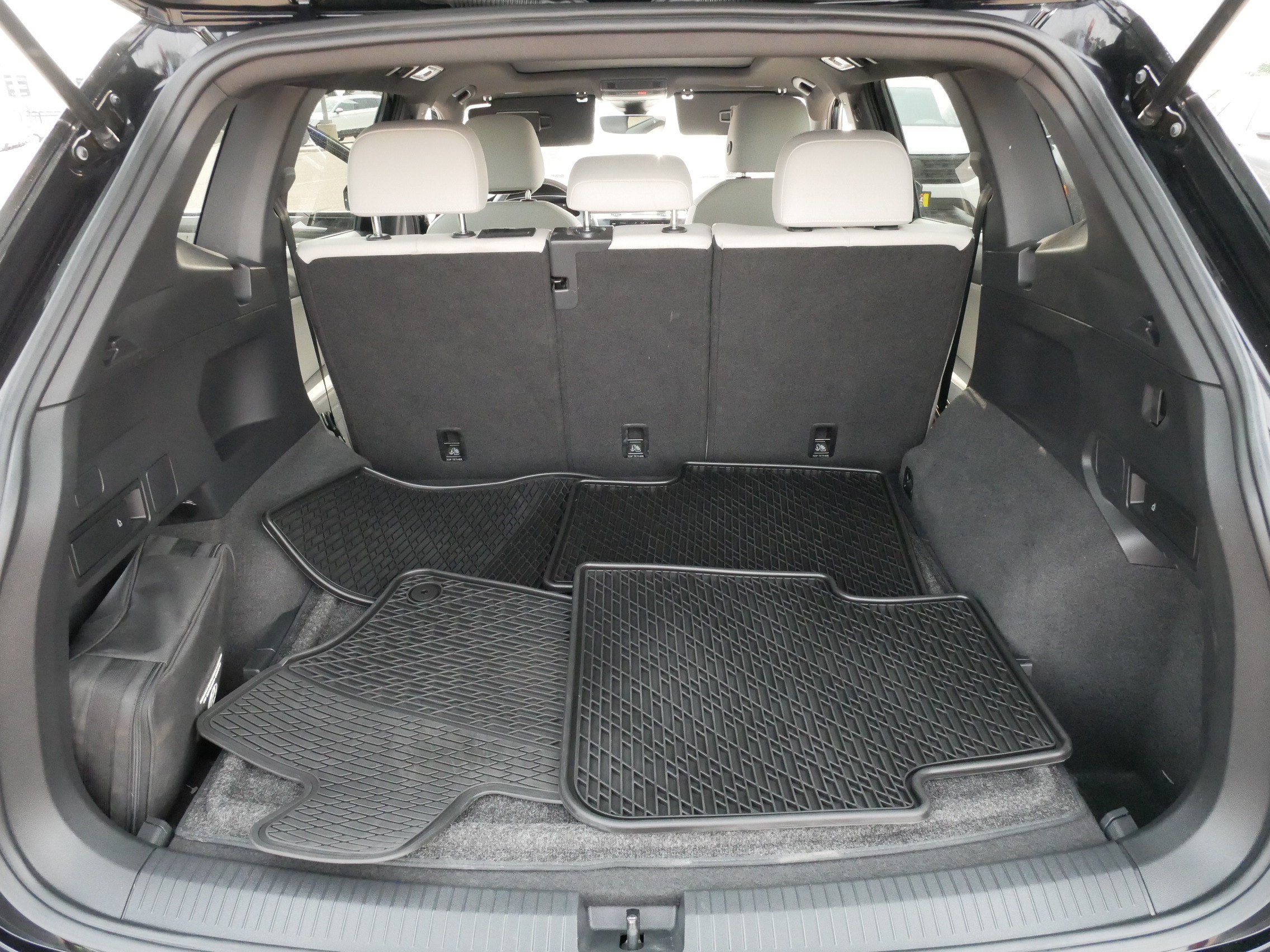 Certified 2023 Volkswagen Tiguan SE R-Line AWD/4WD image 18