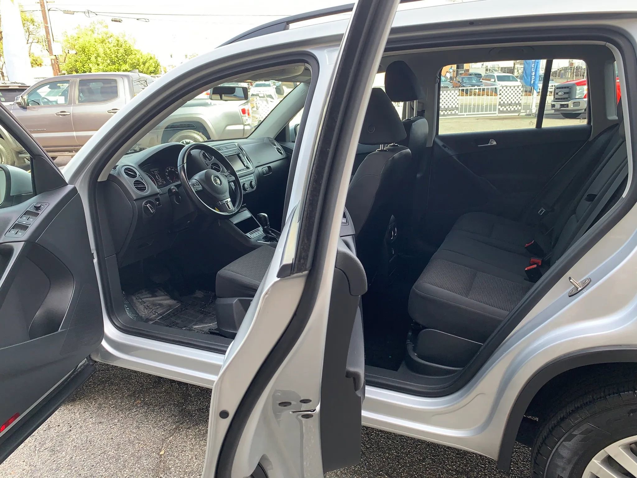 Used 2015 Volkswagen Tiguan S image 23