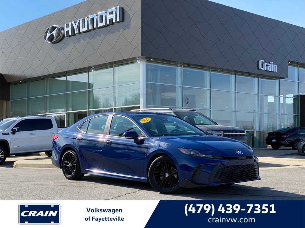 Used 2025 Toyota Camry SE FWD image 1