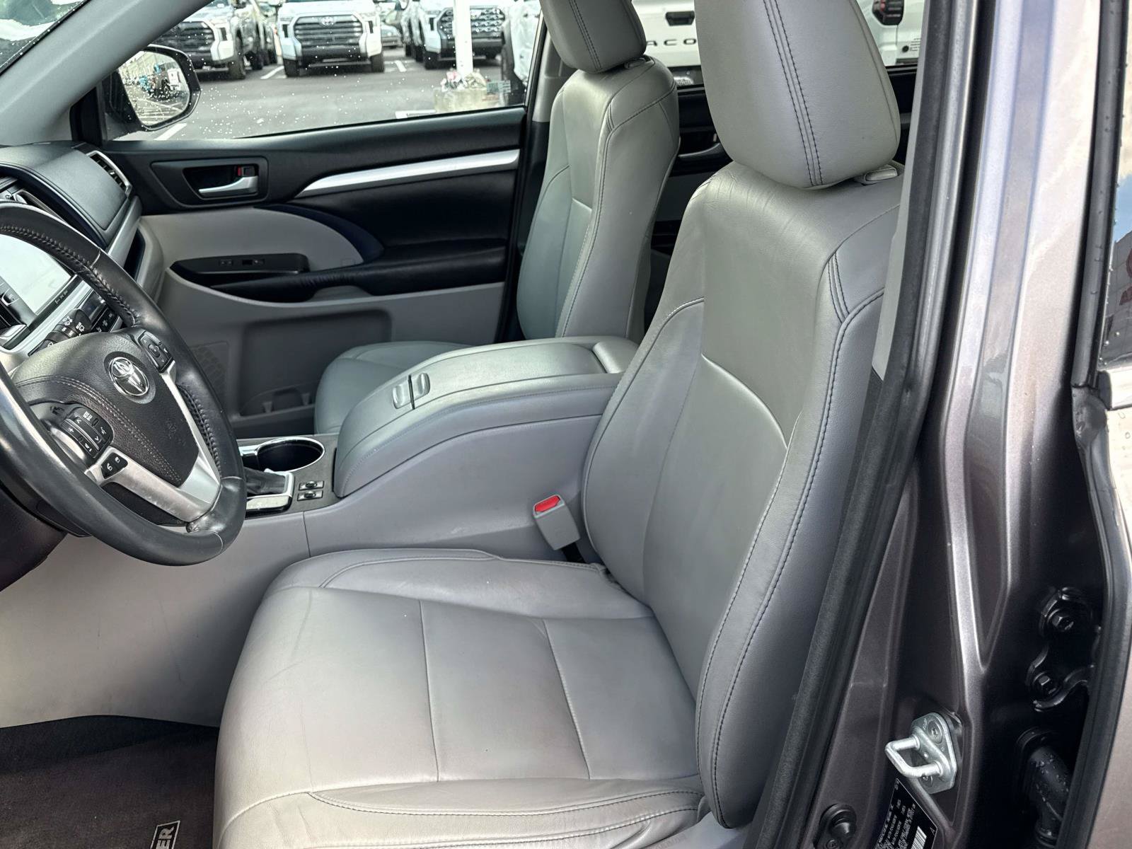 Used 2016 Toyota Highlander XLE w/ Four Season Floor Mat Package AWD/4WD image 12