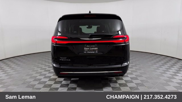 Used 2024 Chrysler Pacifica Touring-L FWD image 4