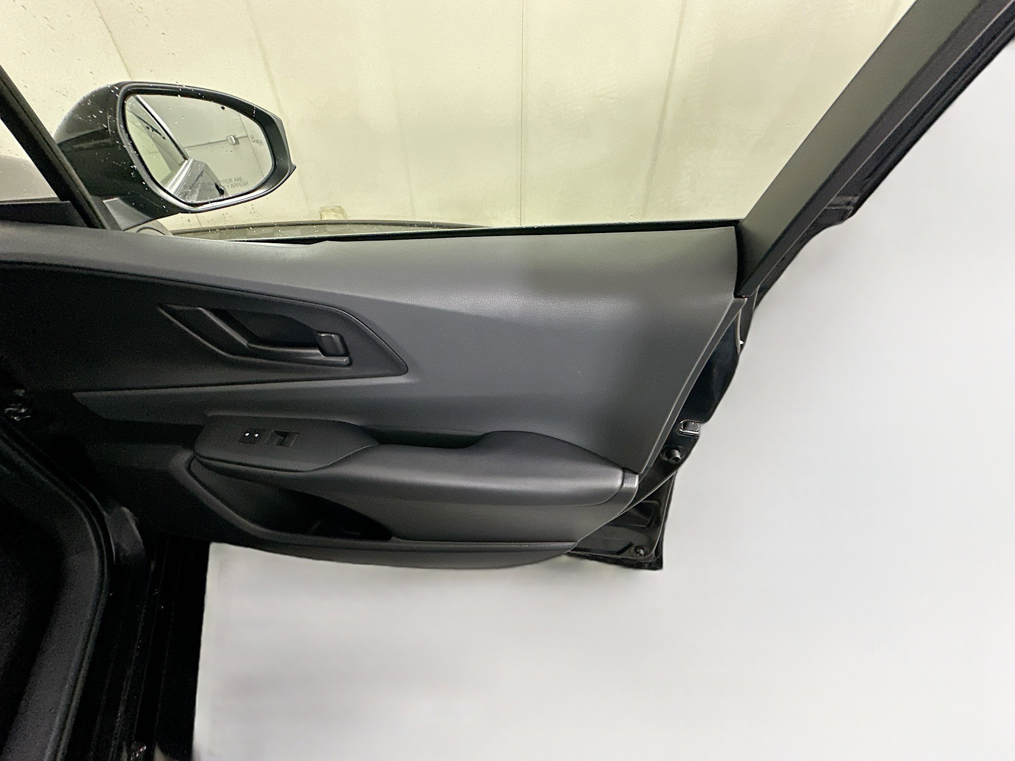 Used 2025 Toyota Prius LE FWD image 31