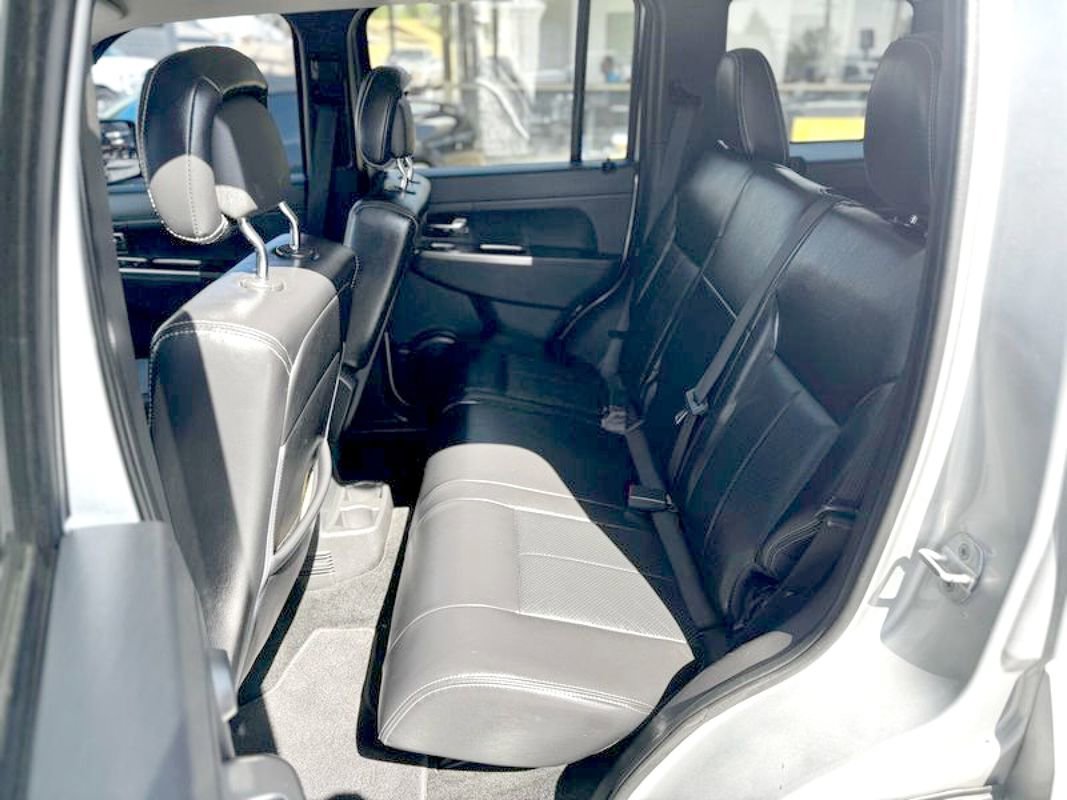 Used 2012 Jeep Liberty Limited Jet w/ Comfort/Convenience Group image 10