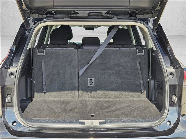 Used 2021 Toyota Highlander LE FWD image 7