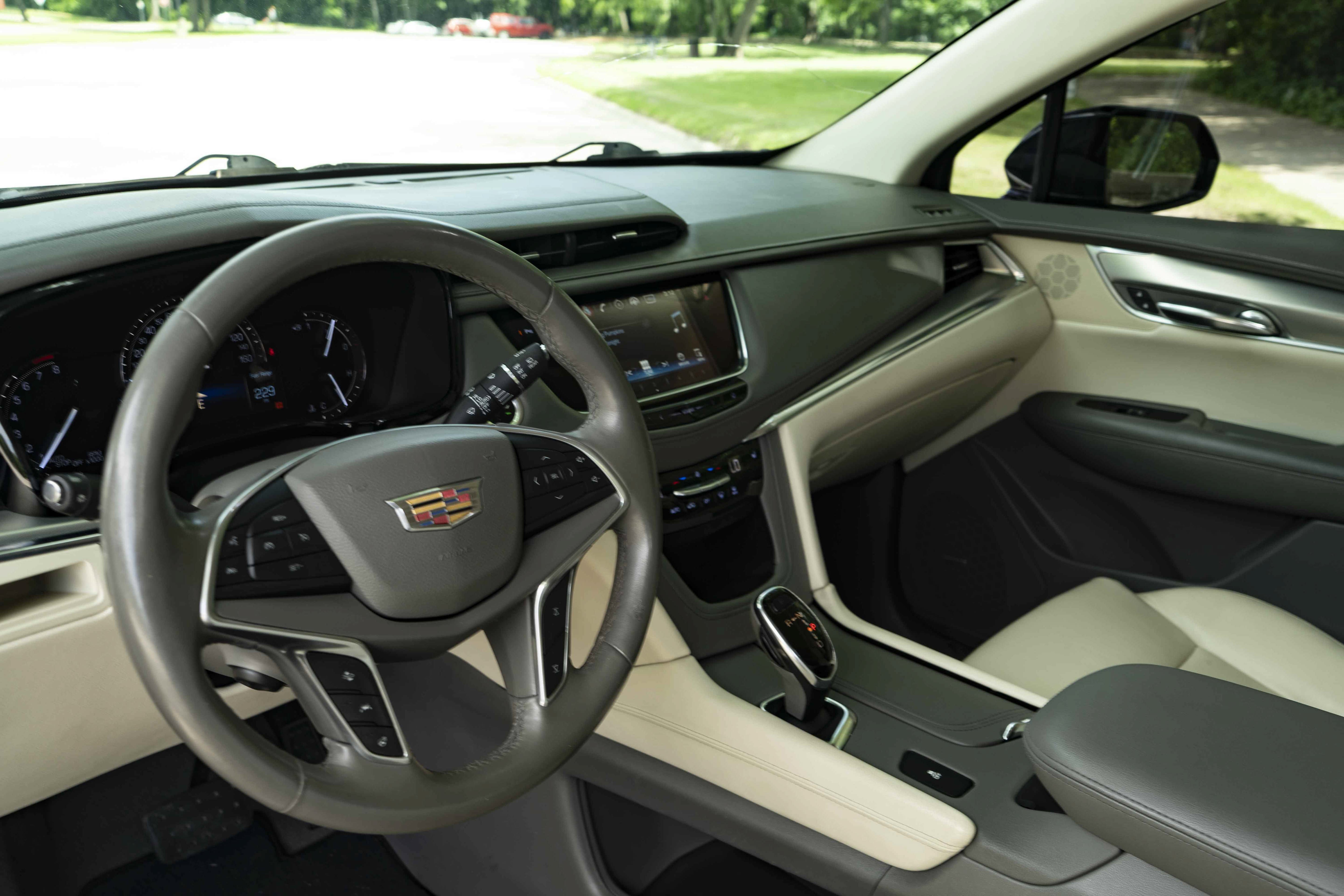 Used 2017 Cadillac XT5 Luxury w/ Driver Awareness Package FWD image 16