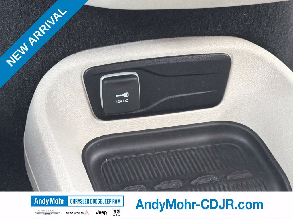 Used 2024 Chrysler Pacifica Touring-L FWD image 38