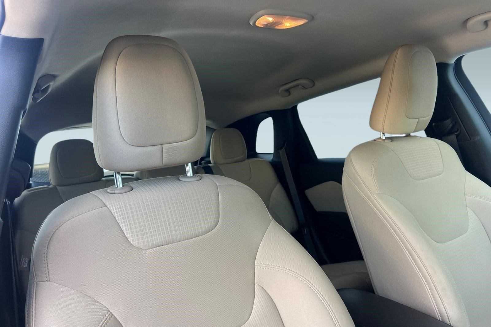 Used 2015 Jeep Cherokee Latitude w/ Comfort/Convenience Group FWD image 32