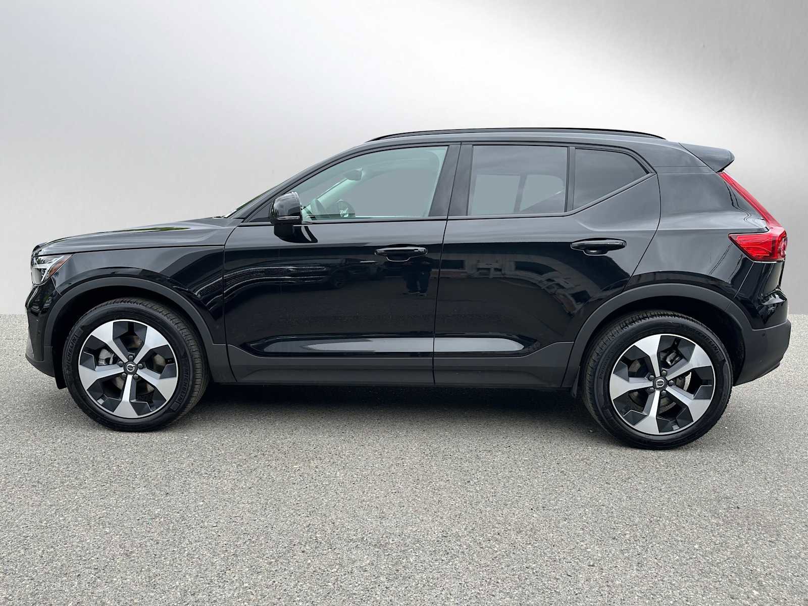 Used 2025 Volvo XC40 B5 Plus w/ Protection Package Premier AWD/4WD image 6